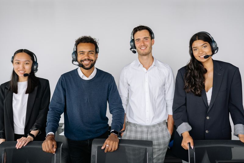 Équipe support client diversifiée en centre d'appels